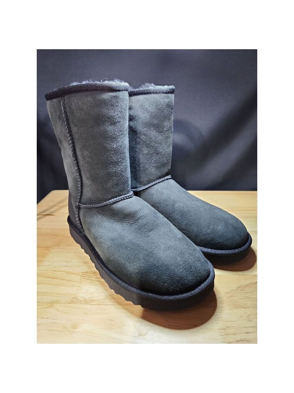 UGG boot w classic short II size 6